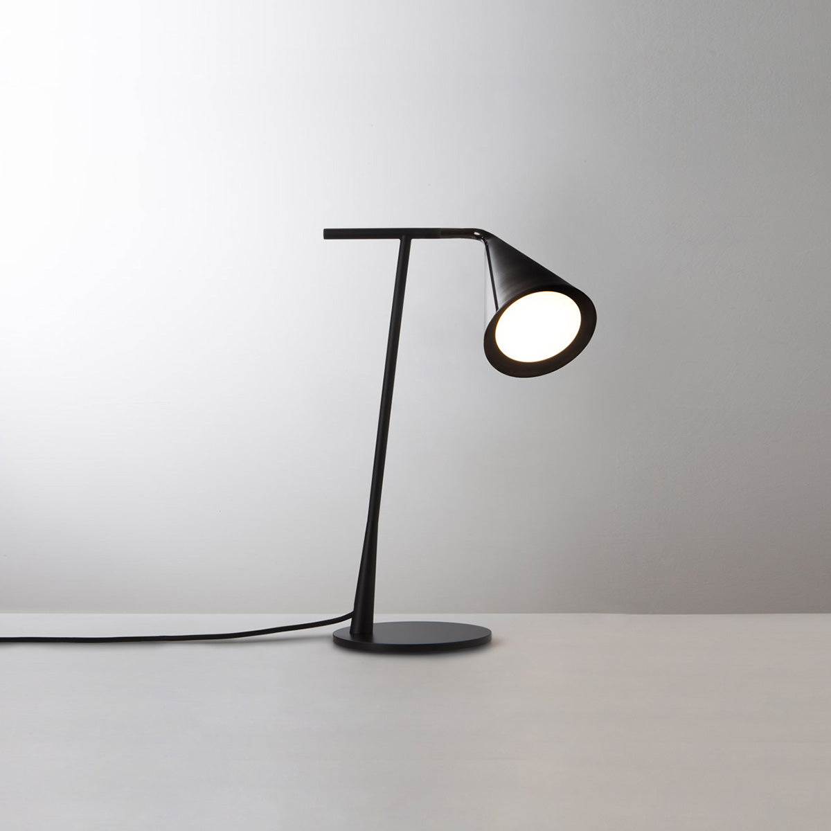GORDON 561.31 TABLE LAMP