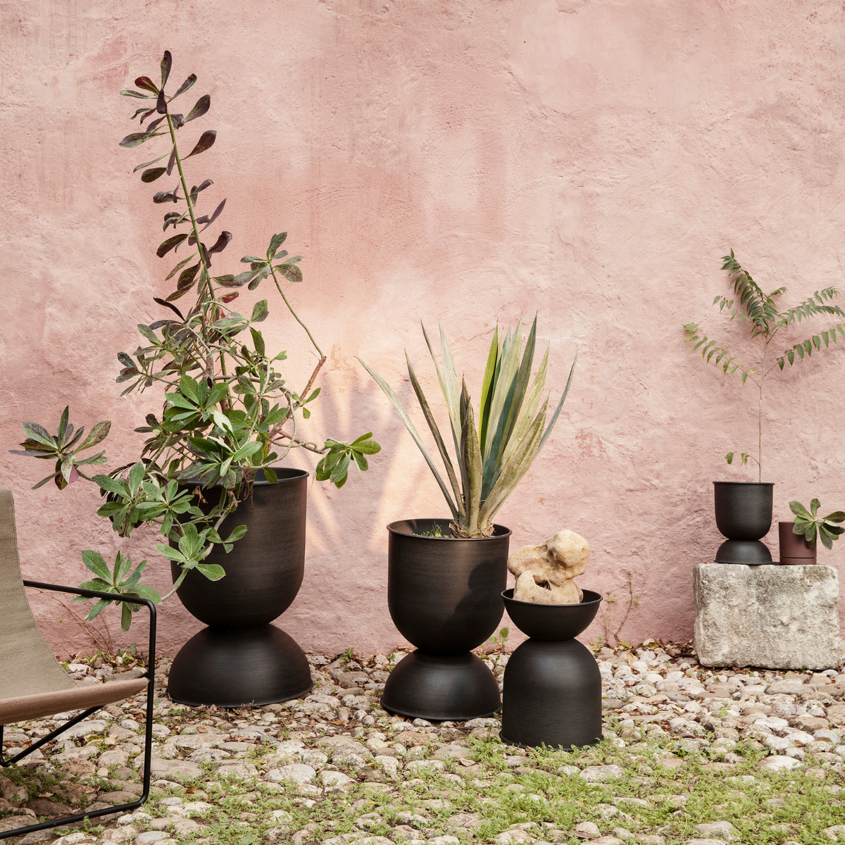 HOURGLASS POT - MEDIUM - BLACK