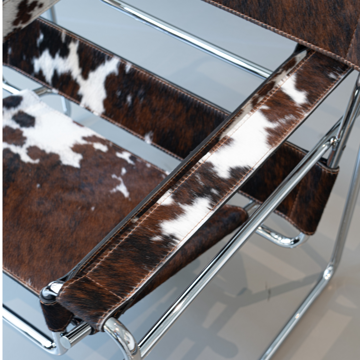 WASSILY TRICOLOR LOUNGE CHAIR